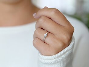 Verlobungsring Classic Loop in 9K Weißgold mit Diamant 0,30ct H/SI