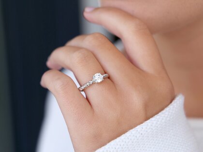 Verlobungsring Classic Loop in 14K Weißgold mit Labordiamant 0,75ct E/VS
