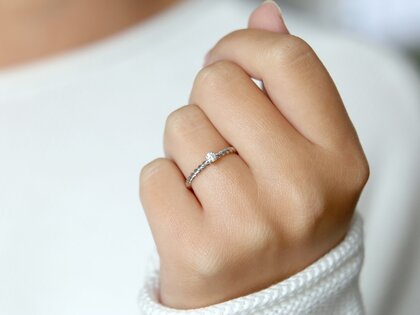 Verlobungsring Classic Loop in 9K Weißgold mit Diamant 0,10ct H/SI