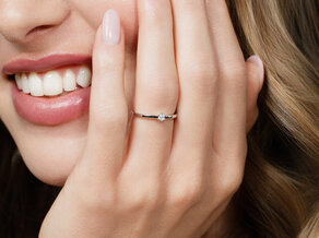 Verlobungsring Classic Petite in 14K Gelbgold mit Diamant 0,07ct G/SI