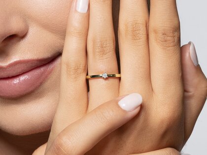 Verlobungsring Classic Petite in 14K Gelbgold mit Diamant 0,05ct G/SI
