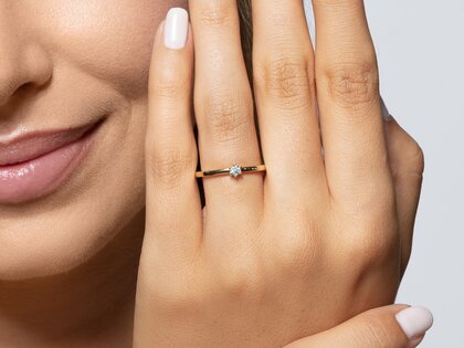 Verlobungsring Classic Petite in 14K Gelbgold mit Diamant 0,07ct G/SI