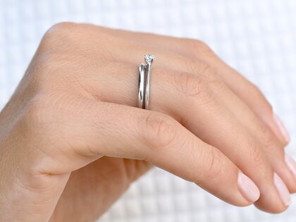 Verlobungsring Delight in 18K Weißgold mit Diamant 0,10ct H/SI