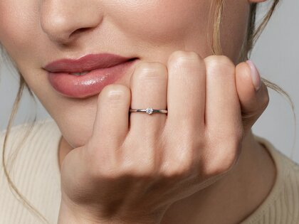 Verlobungsring Melody in 14K Weißgold mit Diamant 0,10ct G/SI
