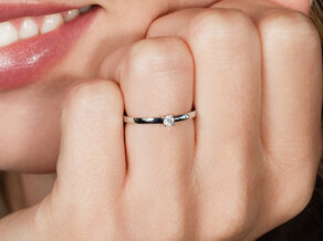 Verlobungsring Modern Petite in 14K Gelbgold mit Diamant 0,08ct G/SI