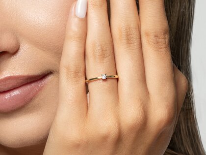 Verlobungsring Modern Petite in 14K Gelbgold mit Diamant 0,05ct G/SI