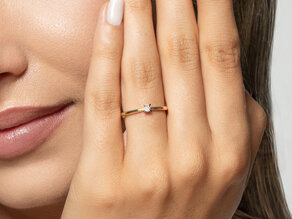Verlobungsring Modern Petite in 14K Gelbgold mit Diamant 0,05ct G/SI