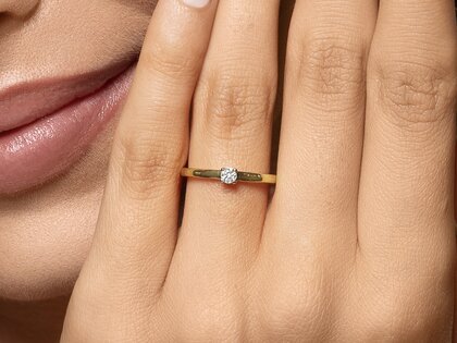 Verlobungsring Modern Petite in 14K Gelbgold mit Diamant 0,08ct G/SI