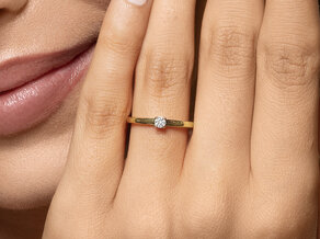 Verlobungsring Modern Petite in 14K Gelbgold mit Diamant 0,08ct G/SI