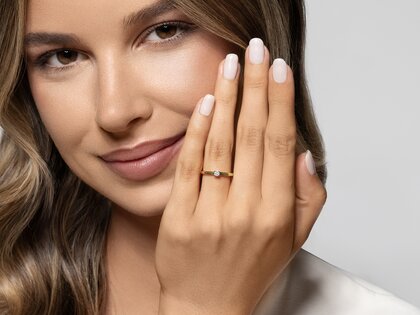 Verlobungsring Modern Petite in 14K Gelbgold mit Diamant 0,08ct G/SI