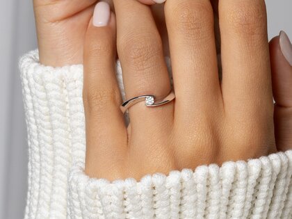 Verlobungsring Twist Petite in 14K Weißgold mit Diamant 0,09ct G/SI
