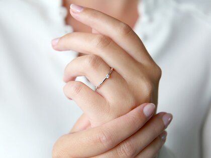 Verlobungsring Pure in 9K Weißgold mit Diamant 0,04ct G/SI