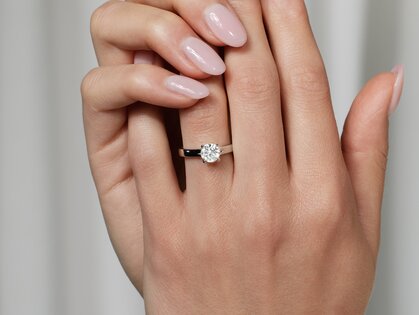 Verlobungsring Romance in 9K Weißgold mit Diamant 1,00ct H/SI