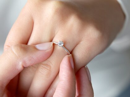 Verlobungsring Royal in 9K Weißgold mit Diamant 0,25ct H/SI