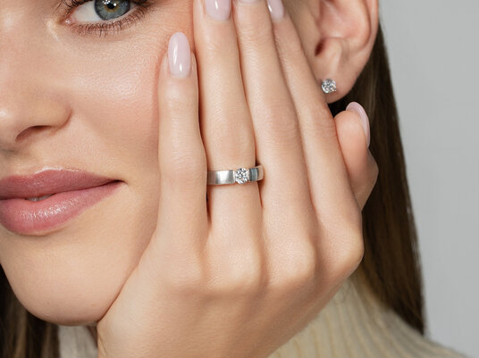 Verlobungsring Infinity in 9K Weißgold mit Diamant 0,50ct