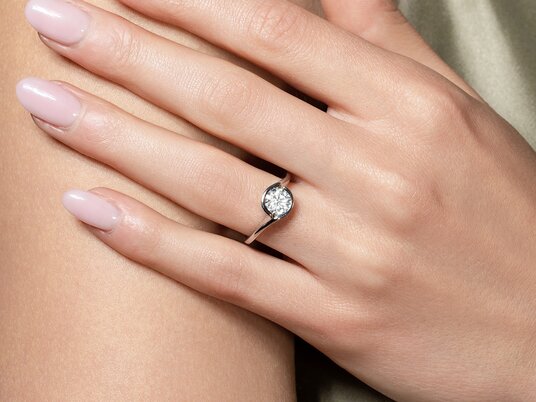 Verlobungsring Touch in 9K Weißgold mit Diamant 0,30ct