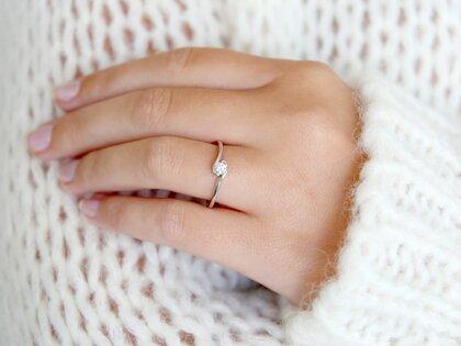 Verlobungsring Touch in 9K Weißgold mit Diamant 0,13ct G/SI