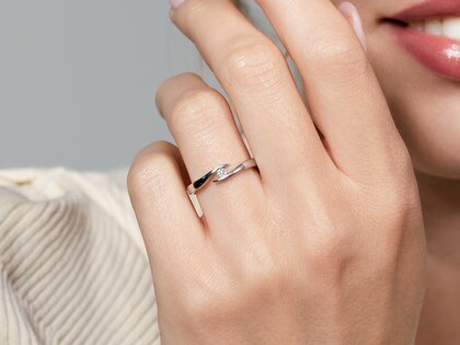 Verlobungsring Twist in Silber 925/- mit Diamant 0,07ct D/IF