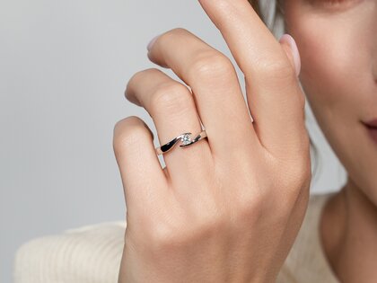 Verlobungsring Twist in 14K Gelbgold mit Diamant 0,20ct H/SI