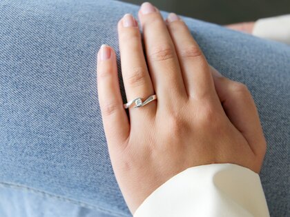 Verlobungsring Twist in 14K Weißgold mit Labordiamant 0,25ct E/VS