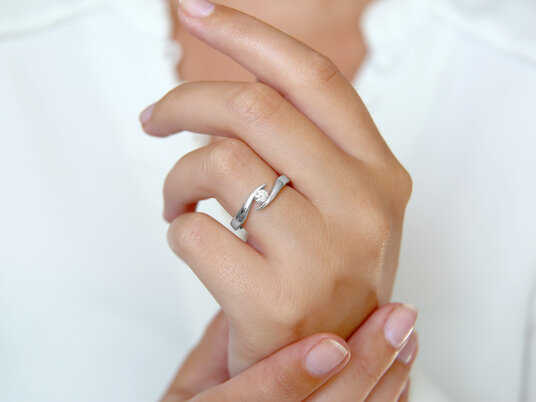 Verlobungsring Twist in Platin