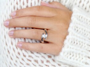 Verlobungsring Twist in 9K Weißgold mit Diamant 0,75ct H/SI